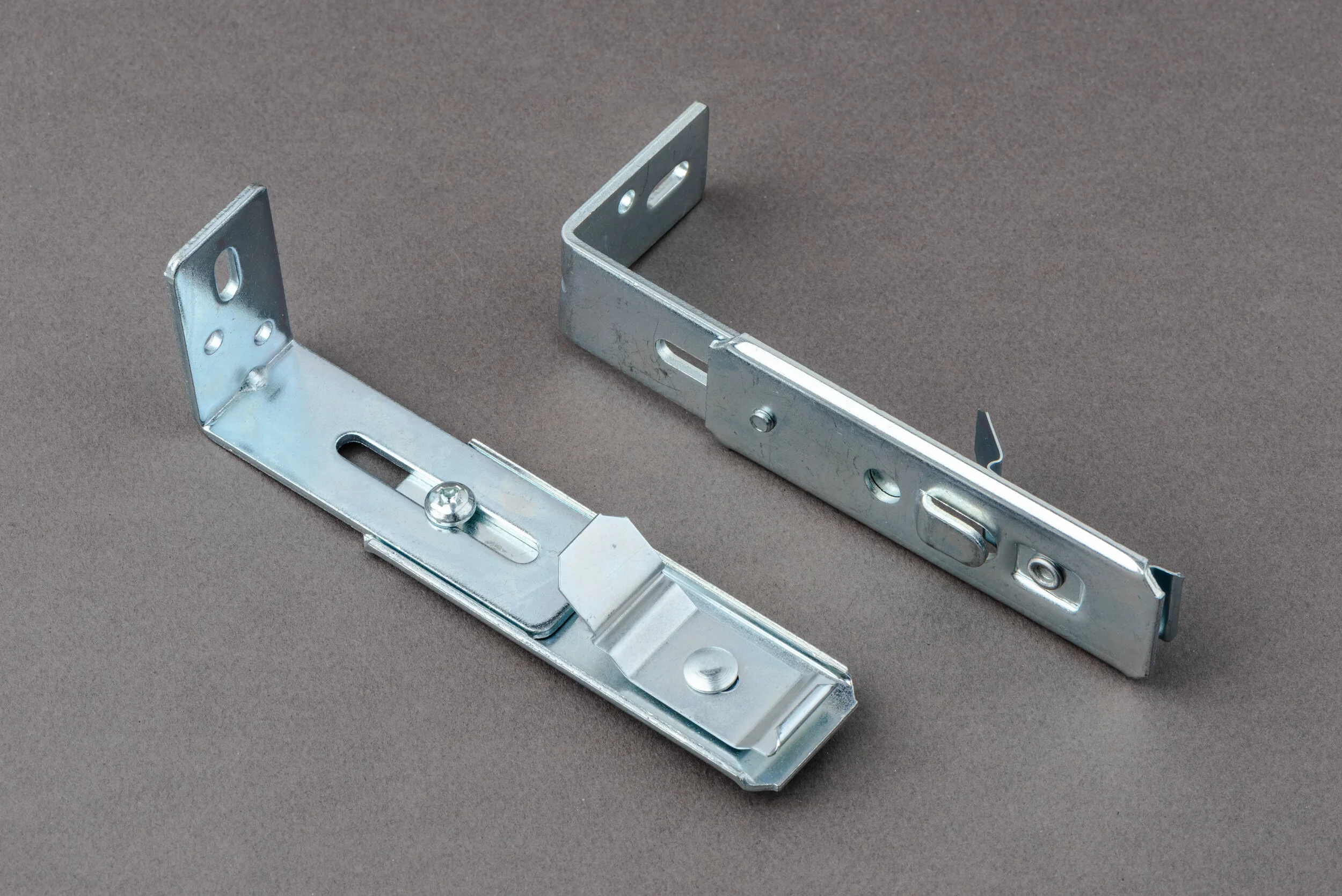 Adjustable vertical blind bracket
