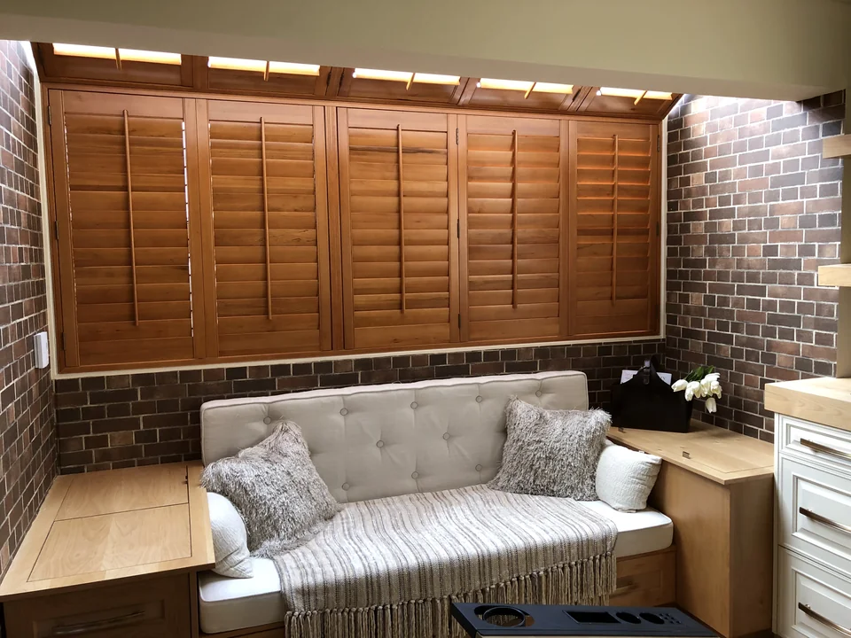 A warm frame for a quiet sitting space