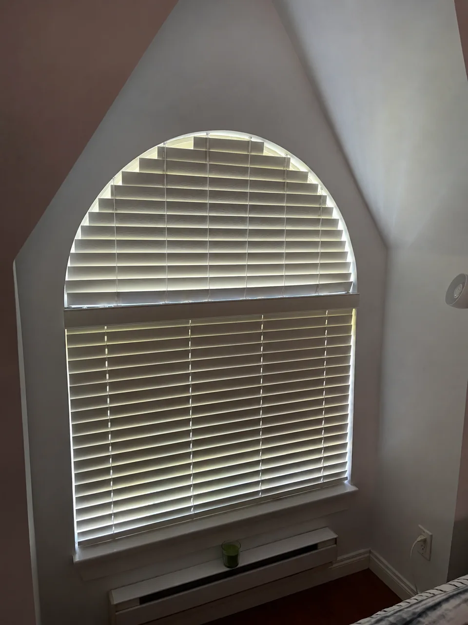 Horizontal blinds in an arched opening