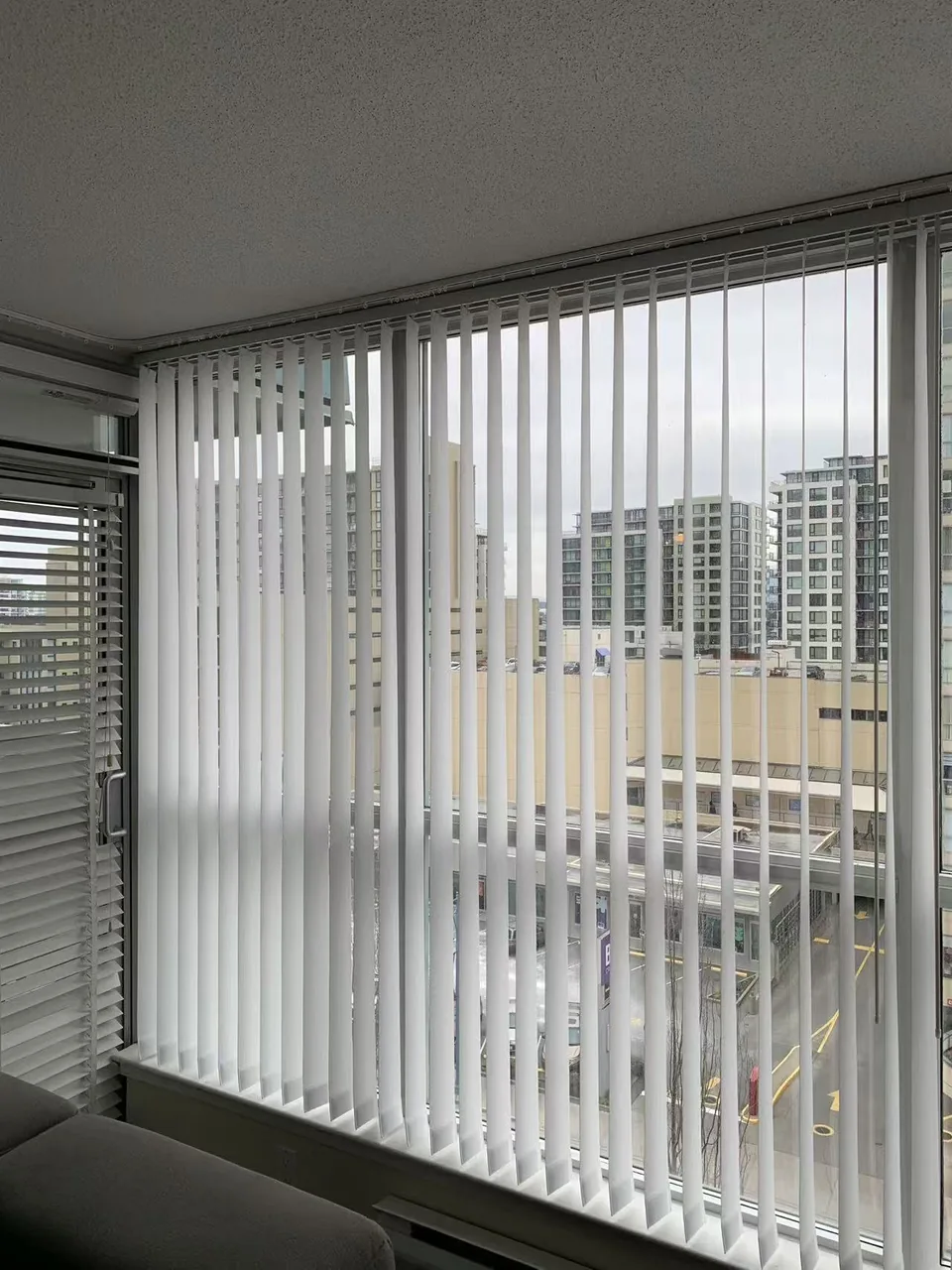 Vertical lines at the balcony